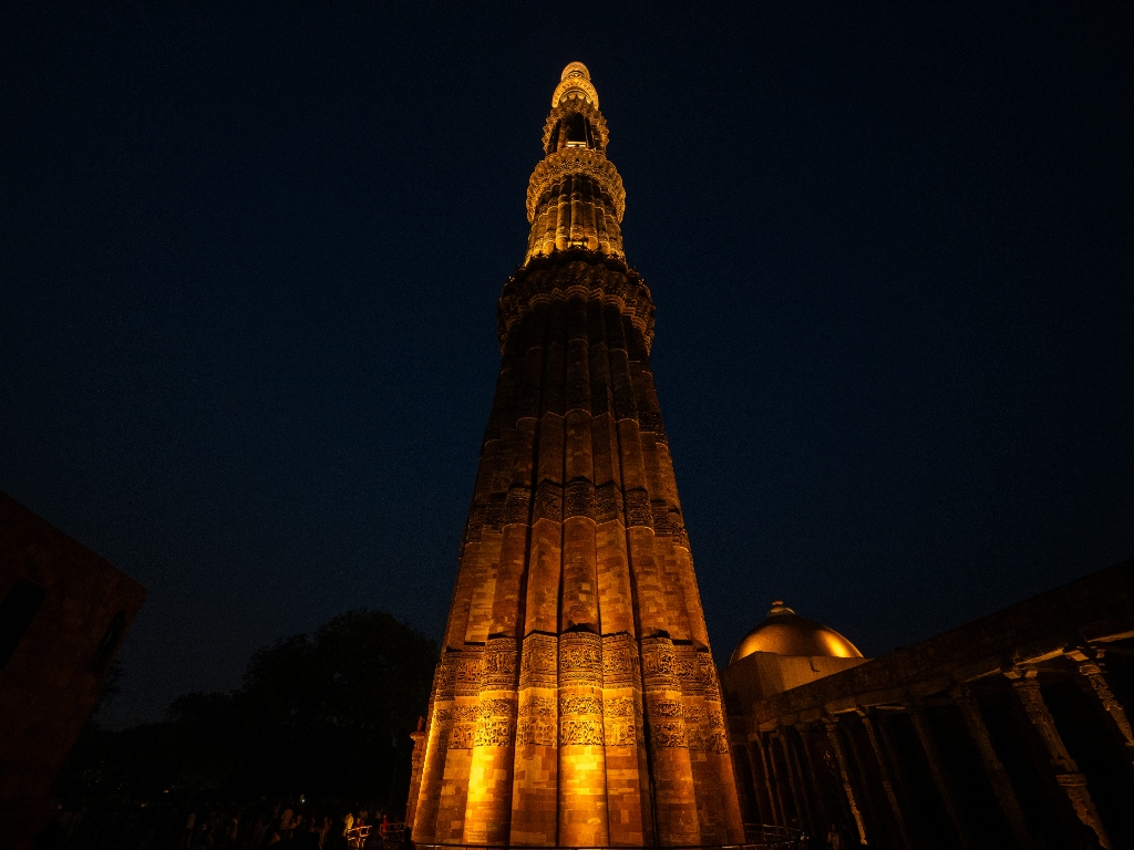 Qutub Minar: Night Tour with Light Show and Multilanguage Guide